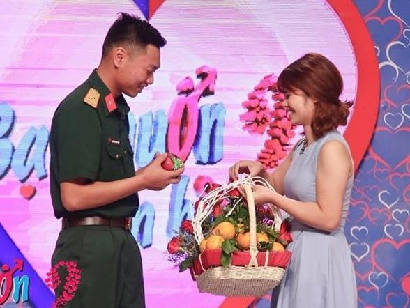 Co gai quyet dinh 'vuot rao' hen ho chang quan nhan kem 2 tuoi hinh anh