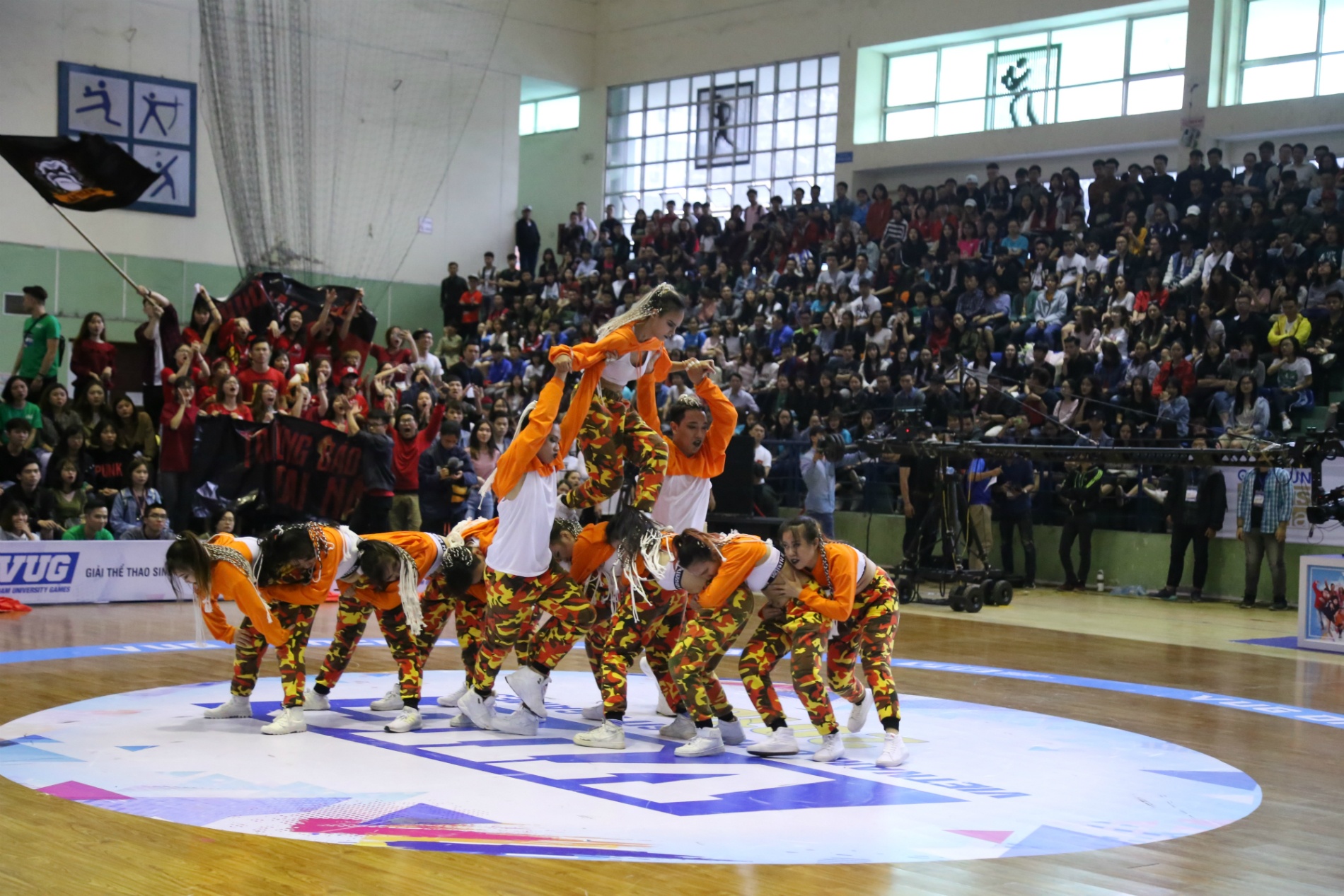 nhom nhay Hoc vien Bao chi anh 8