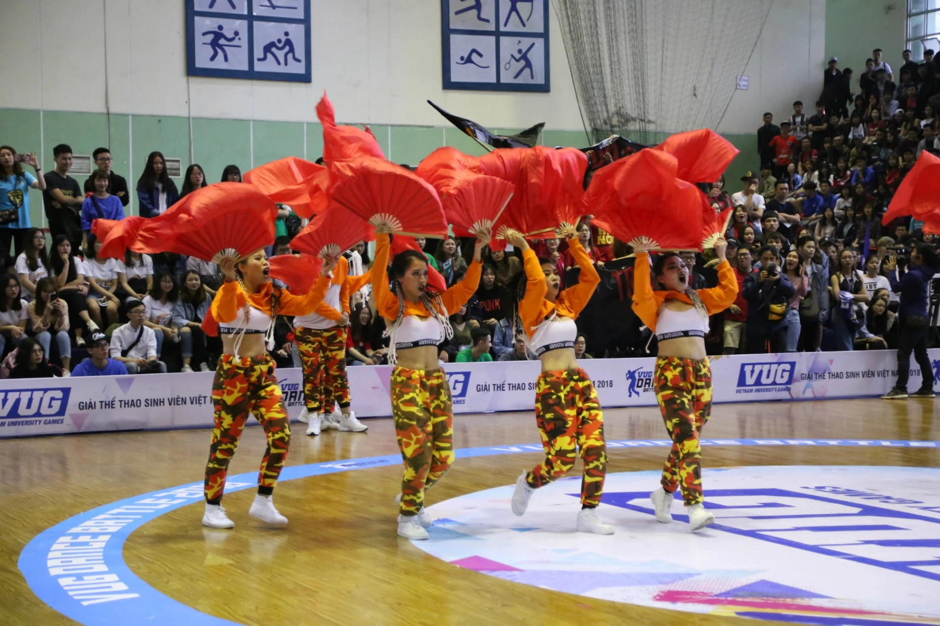 nhom nhay Hoc vien Bao chi anh 7