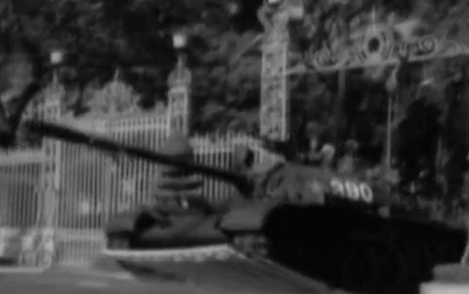 Khoanh khac xe tang 390 tien vao Dinh Doc Lap ngay 30/4/1975 hinh anh