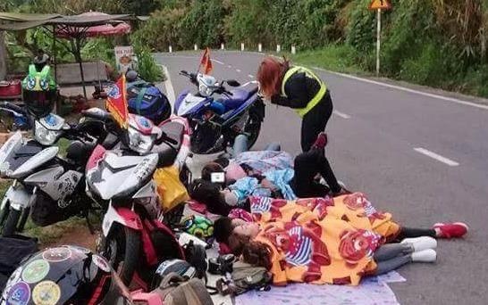 Nhom phuot dap chan ngu tren duong luc rang sang bi len an tuan qua hinh anh