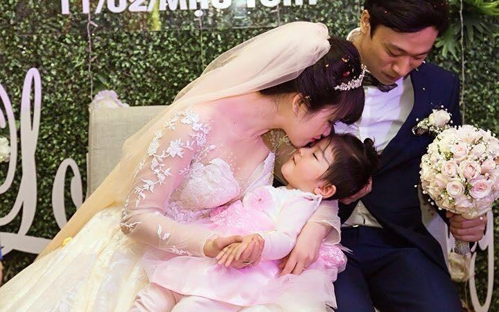 Be Yen Nhi mim cuoi trong vong tay me nuoi Thanh Tam hinh anh