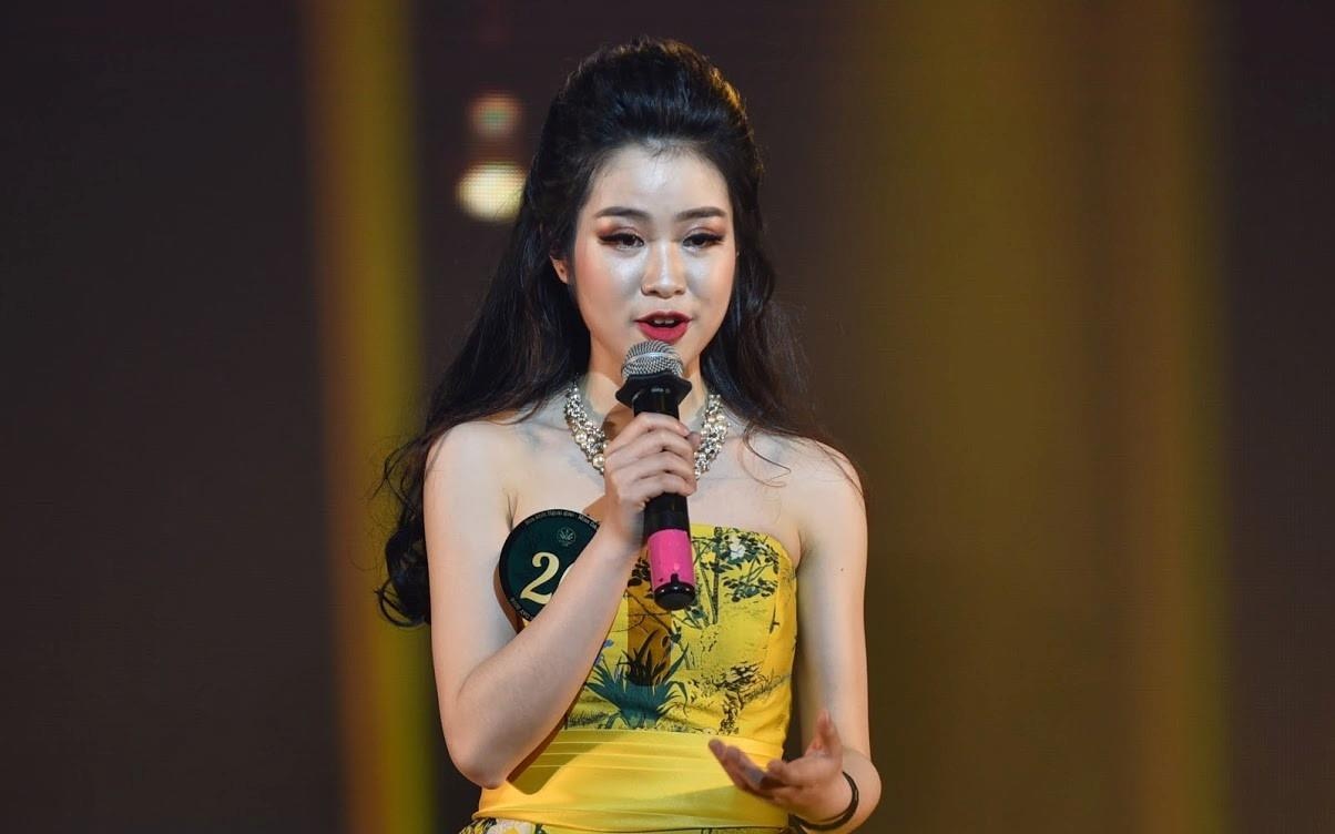 Hoa khoi Ngoai giao 2018 ung xu troi chay bang tieng Anh hinh anh