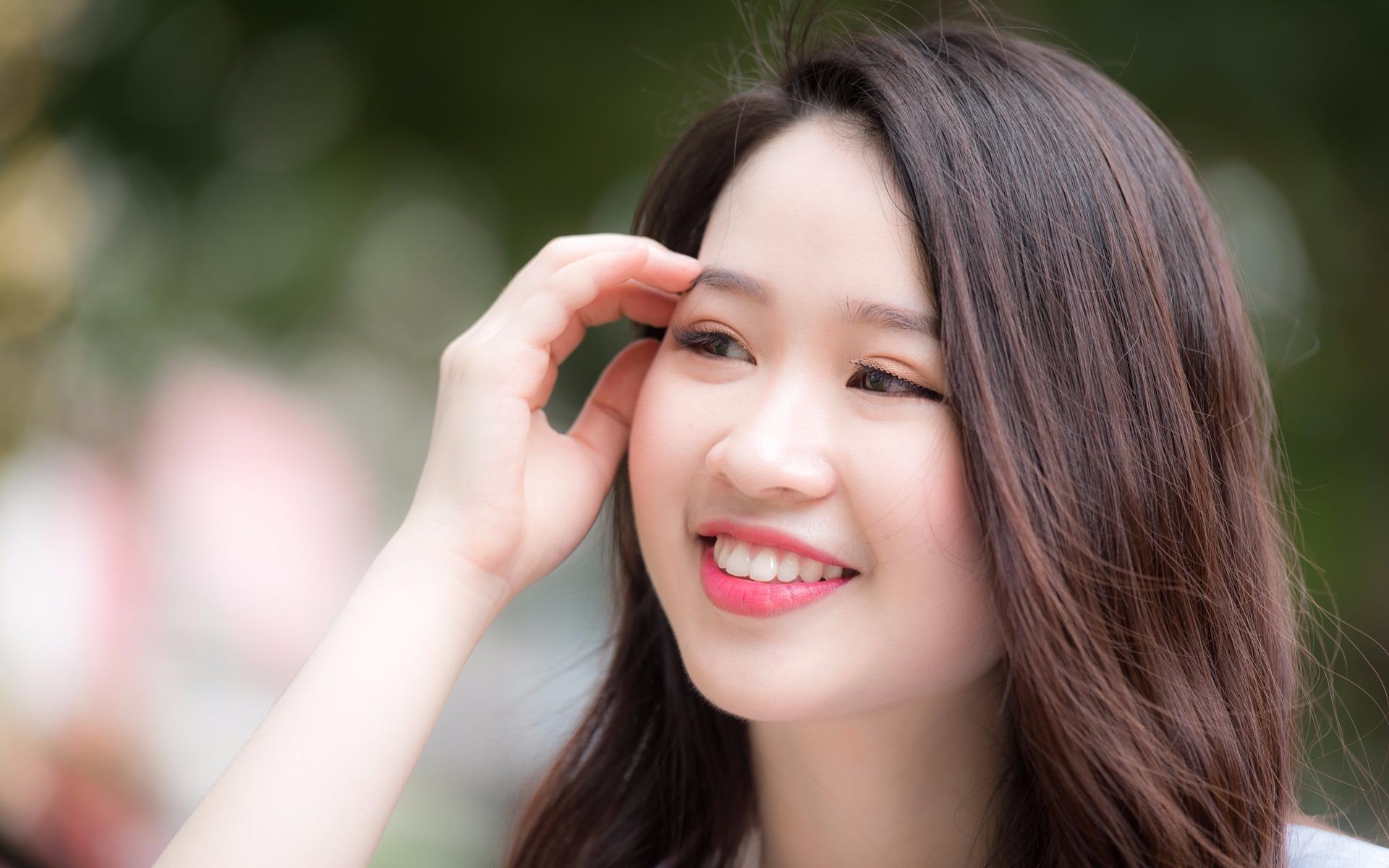 Thu tai doc va hat tieng Anh cua Hoa khoi Ngoai giao 2018 hinh anh