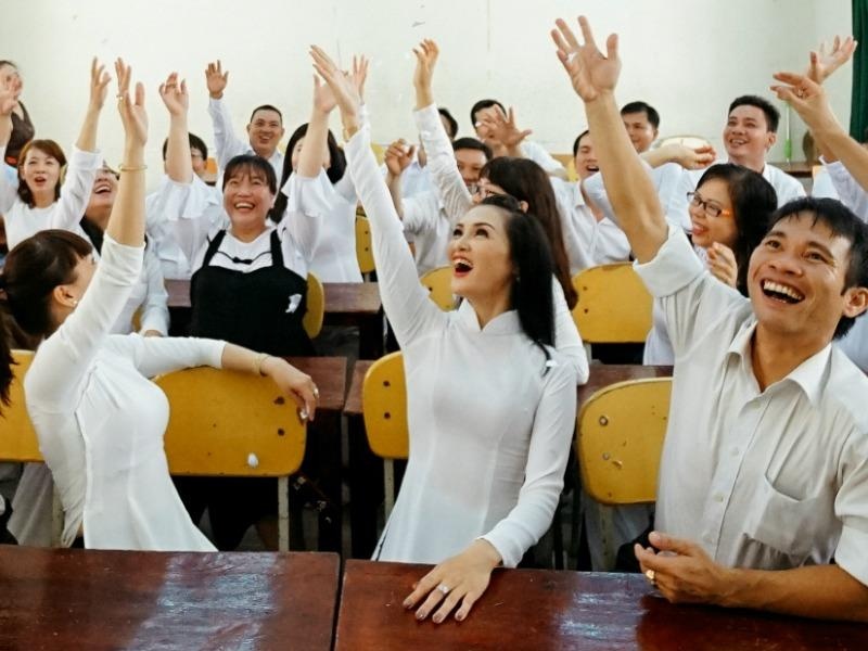 Tap the lop chup ky yeu sau 20 nam, gap nhau khoc nhu thoi con tre hinh anh