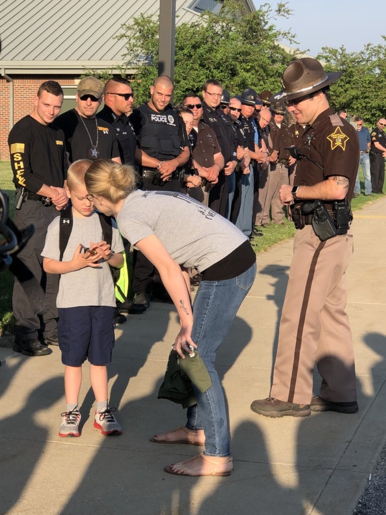 cau be duoc 70 canh sat dua di hoc anh 1