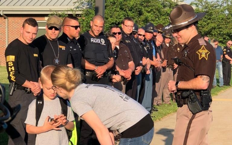 70 canh sat My dua em be 5 tuoi di hoc hinh anh