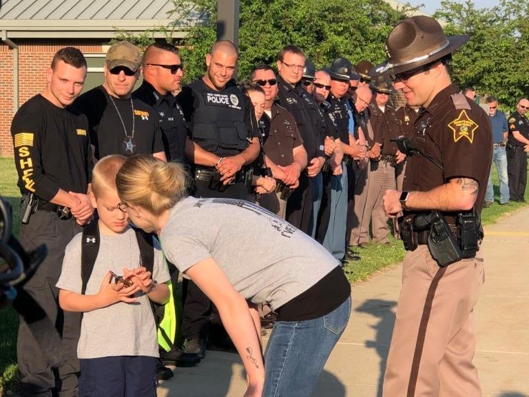 70 canh sat dua con trai cua dong nghiep hy sinh den truong hinh anh