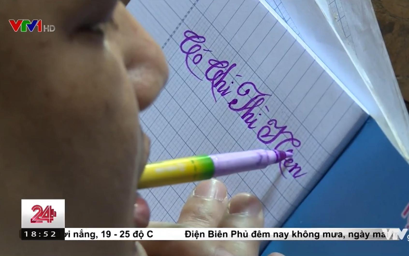 Thay giao viet chu bang mieng, day hoc mien phi cho tre em hinh anh