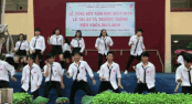 HS Sai Gon nhay vu dieu 'Doa hoa hong' cua Chi Pu trong le be giang hinh anh