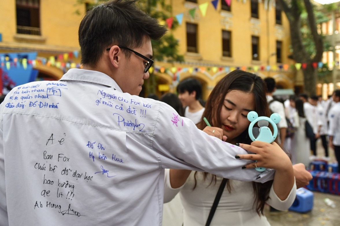 nam sinh hôn bạn nữ ngày bế giảng ảnh 7 nam sinh hon ban nu ngay be giang anh 7
