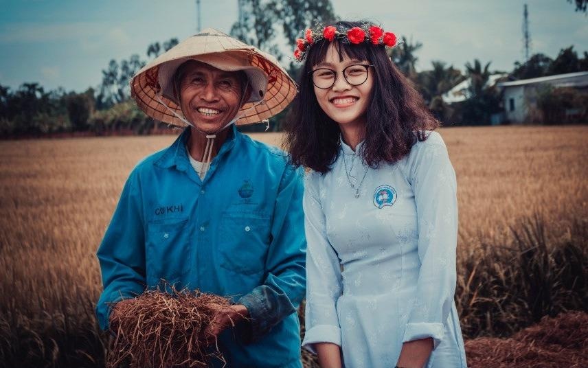 Nu sinh rang ro chup anh ben cha ngay be giang gay xuc dong tuan qua hinh anh