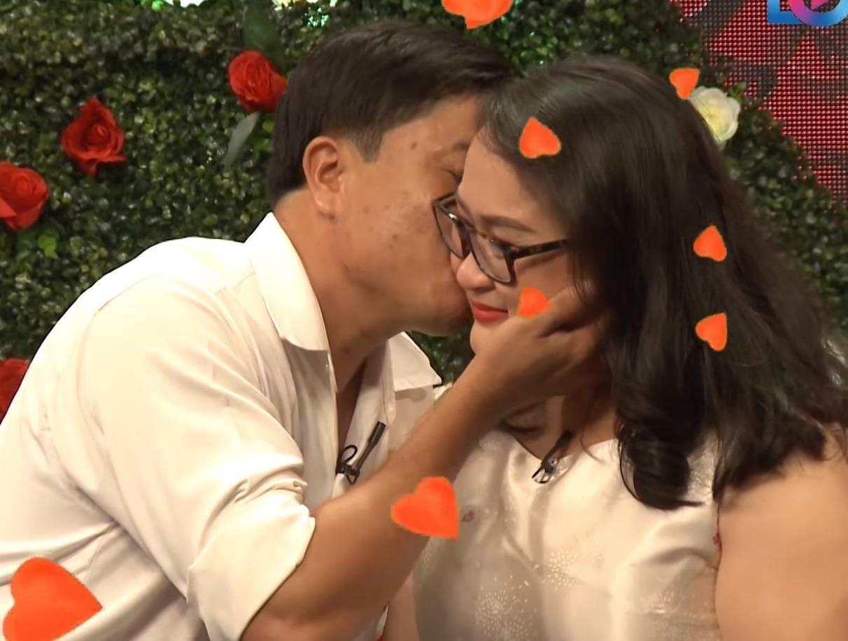 Co gai 36 tuoi chua tung hon ai hen ho thay giao U40 mot doi vo hinh anh