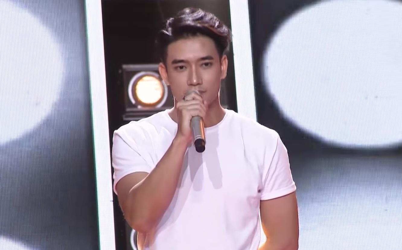 Chang trai Thuy Si goc Viet chinh phuc ca 4 HLV The Voice hinh anh