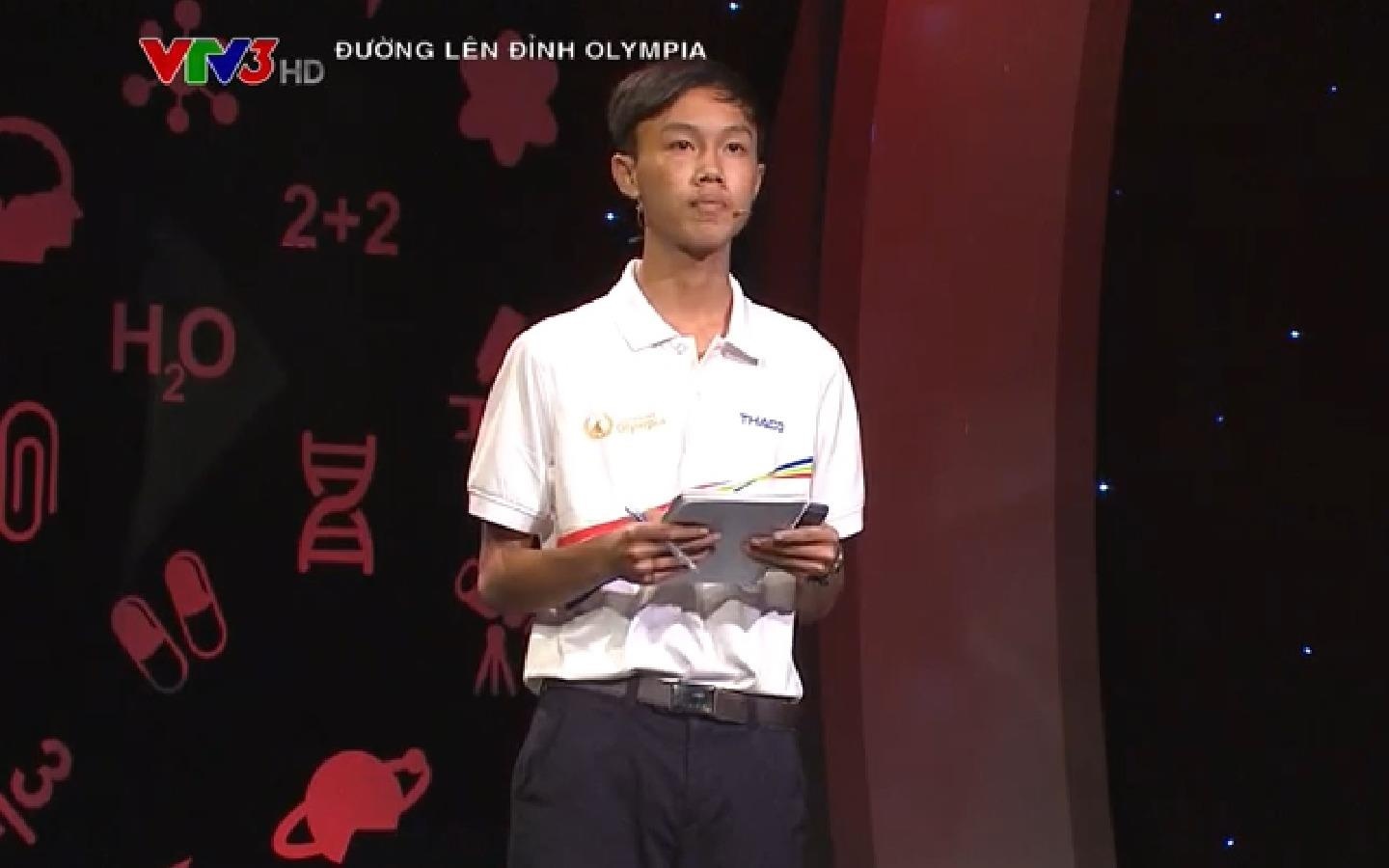 CDV Quang Tri vo oa khi MC cong bo Tan Nhat gianh vong nguyet que hinh anh