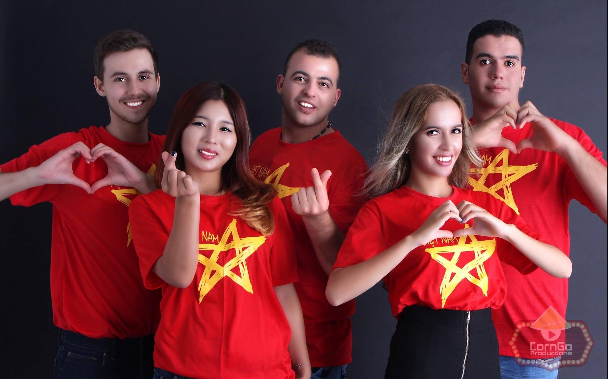 Nhom Hang xom Tay hat lien khuc 'Tay yeu Viet Nam' hinh anh