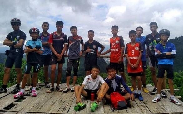 Hang trieu nguoi doi theo chien dich giai cuu doi bong Thai tuan qua hinh anh
