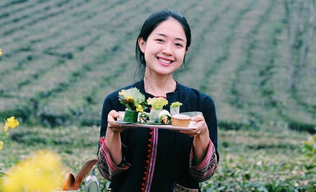 Co gai xinh xan chay moto, lam video nau an giua nui rung Tay Bac hinh anh