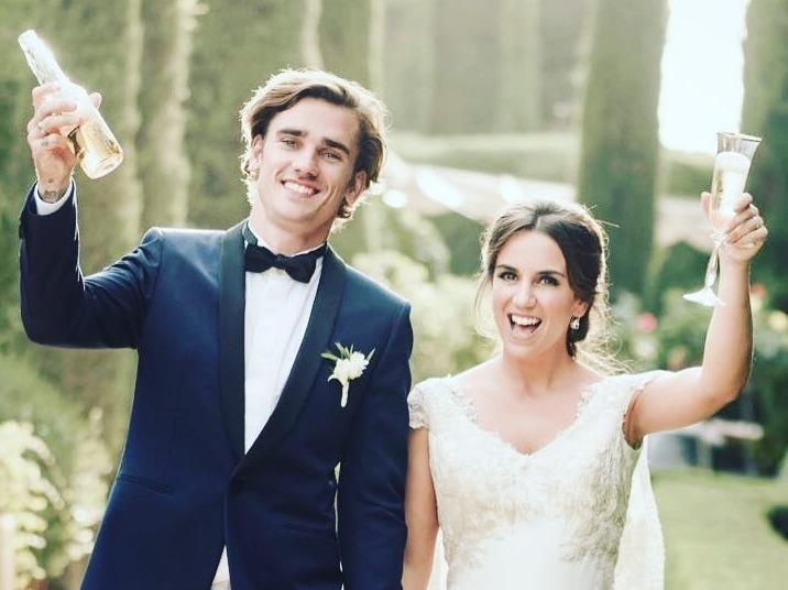 Griezmann va 'moi tinh set danh' nam 17 tuoi voi nu sinh Tay Ban Nha hinh anh