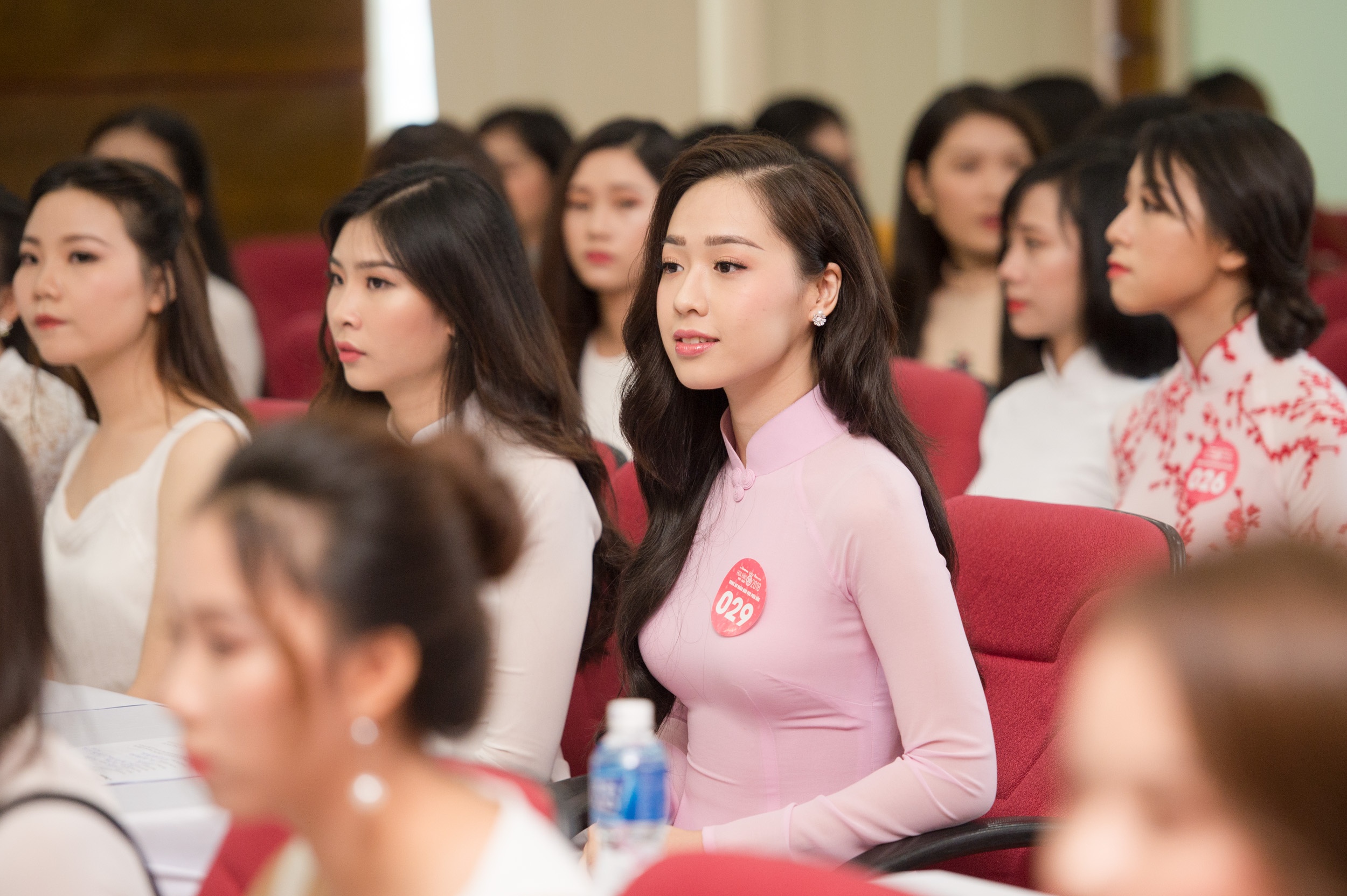 nữ sinh tặng hoa Tổng thống Trump ảnh 1 nu sinh tang hoa Tong thong Trump anh 1