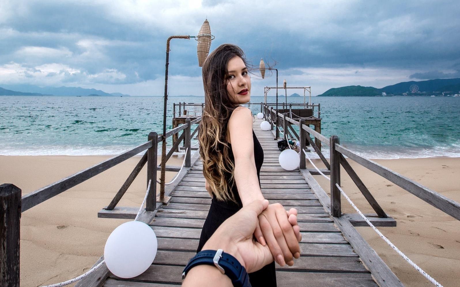 Hot girl lai Phap gioi thieu banh canh cha ca Nha Trang hinh anh