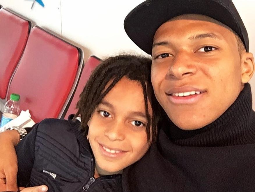 Em trai 12 tuoi co to chat ngoi sao bong da nhu Mbappe hinh anh