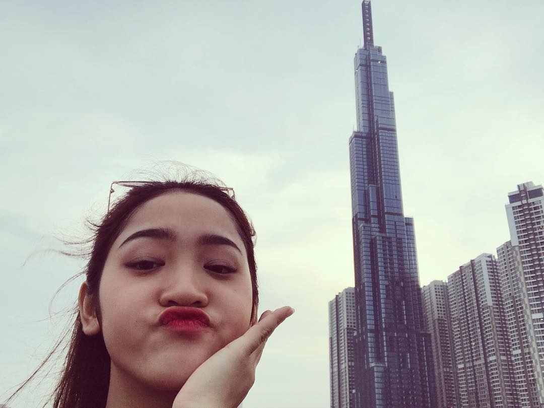 Anh 'song ao' cua gioi tre voi toa nha cao nhat Viet Nam hinh anh