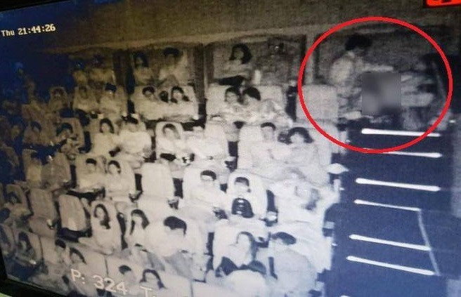 'Thich thi di nha nghi, sao lai len lut may mua o rap chieu phim?' hinh anh