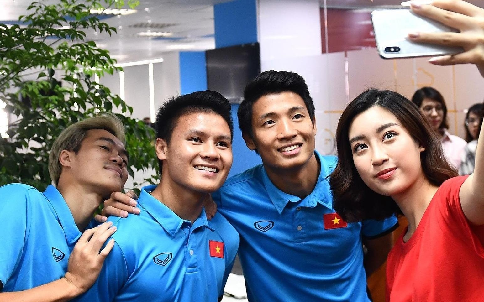 Quang Hai, Van Toan, Bui Tien Dung bat mi mau ban gai ly tuong hinh anh