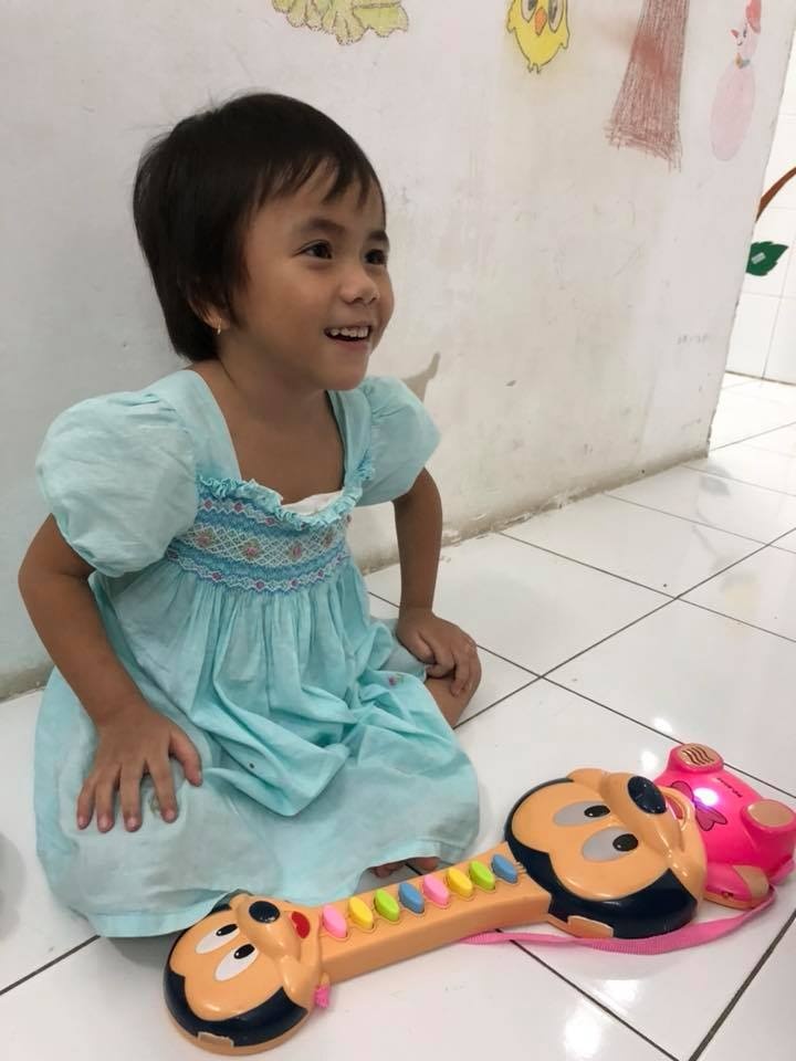 em be Muong Lat di hoc anh 1