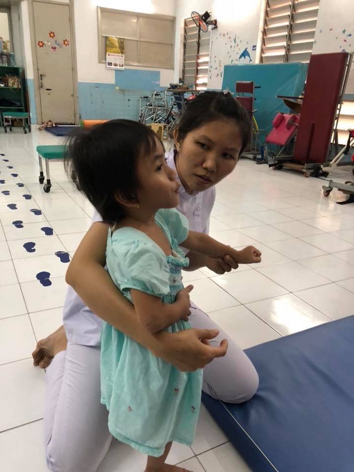 em be Muong Lat di hoc anh 2