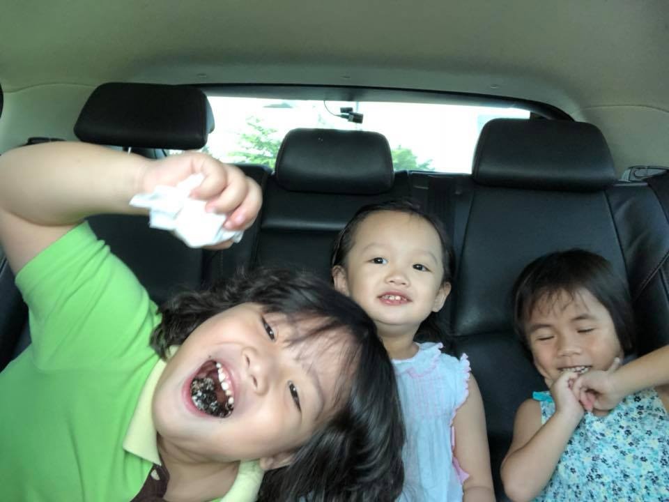 em be Muong Lat di hoc anh 5