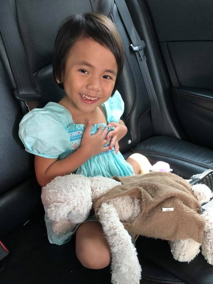 em be Muong Lat di hoc anh 3