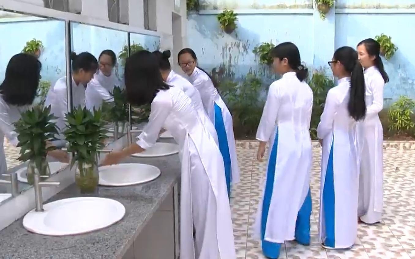 Nha ve sinh truong hoc nhu trong khach san 5 sao hinh anh