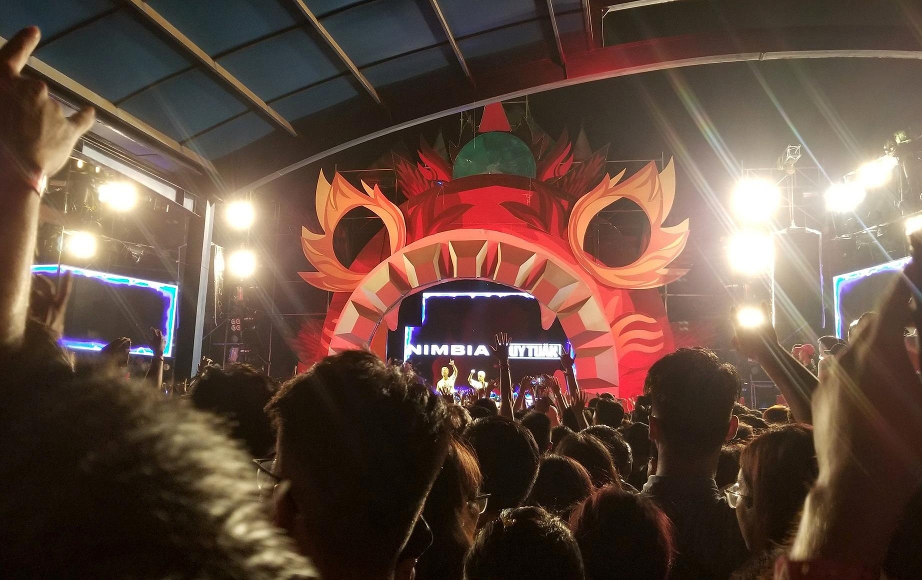 Hinh anh ban tre ngat xiu trong le hoi am nhac o ho Tay hinh anh