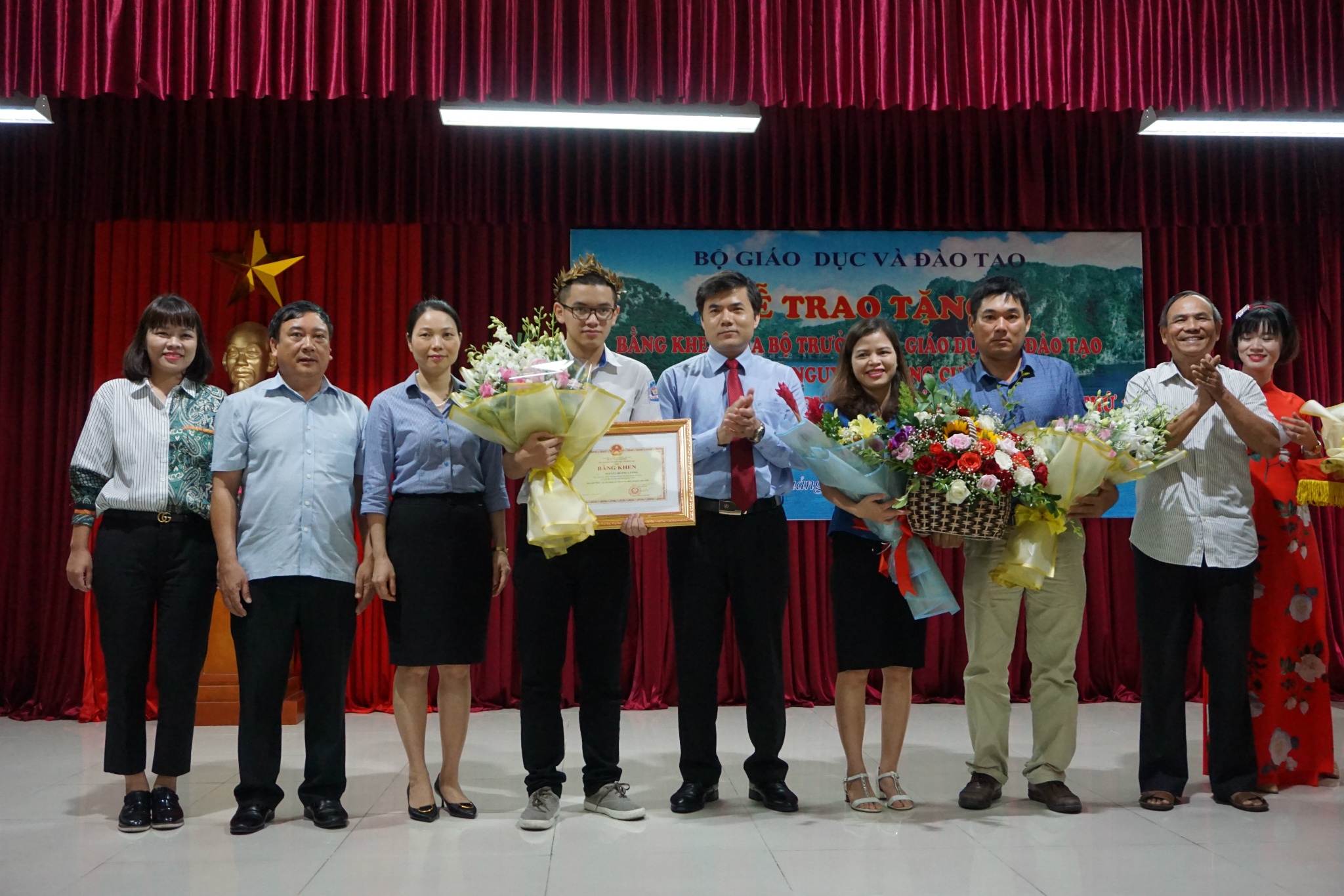 trao bang khen cho quan quan Olympia anh 2