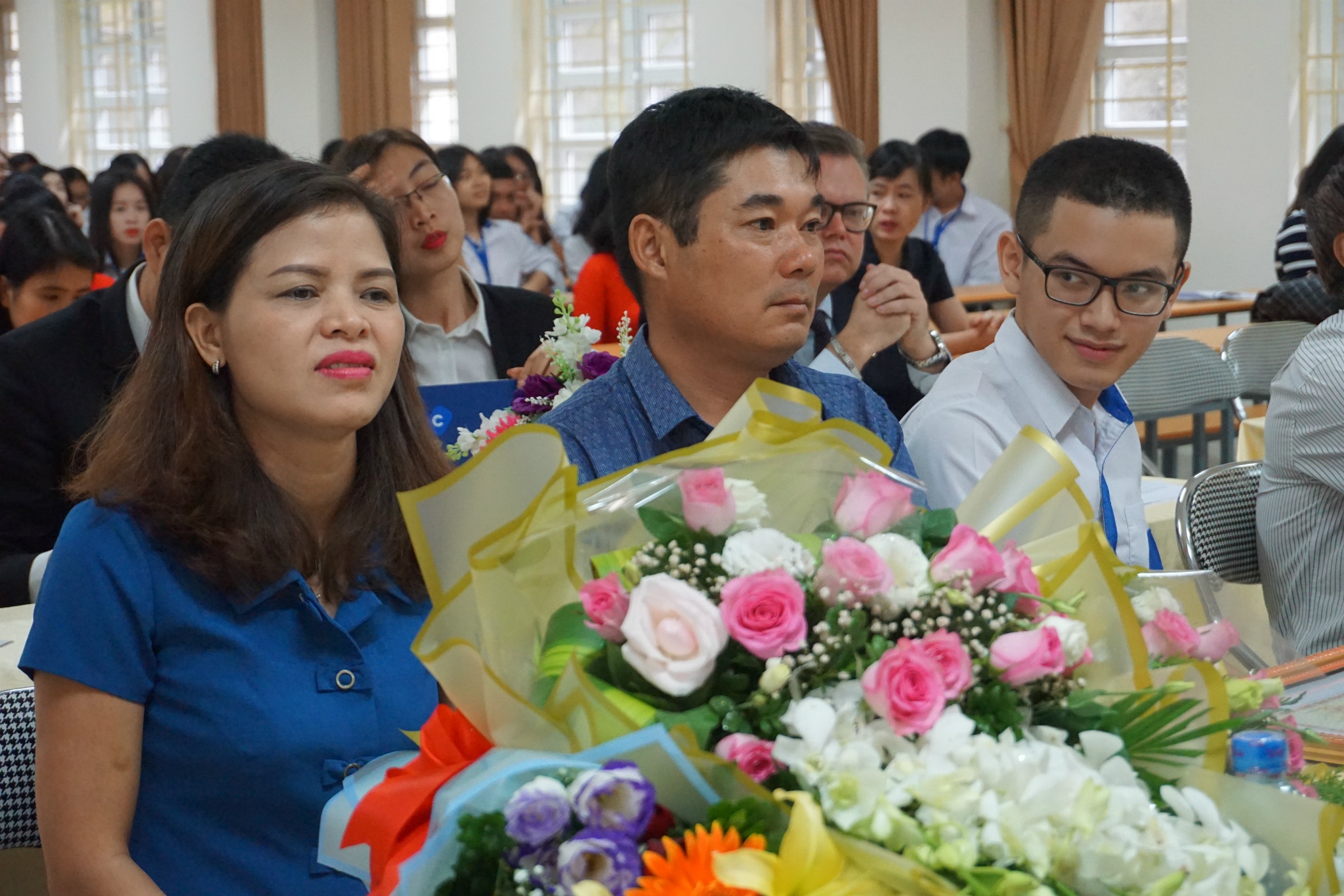 trao bang khen cho quan quan Olympia anh 3