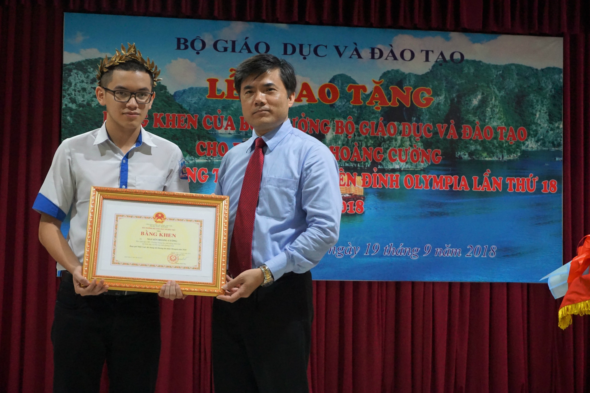 trao bang khen cho quan quan Olympia anh 1