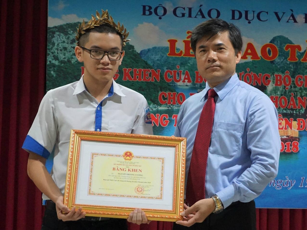 Bo truong GD&DT tang bang khen cho quan quan Olympia Hoang Cuong hinh anh