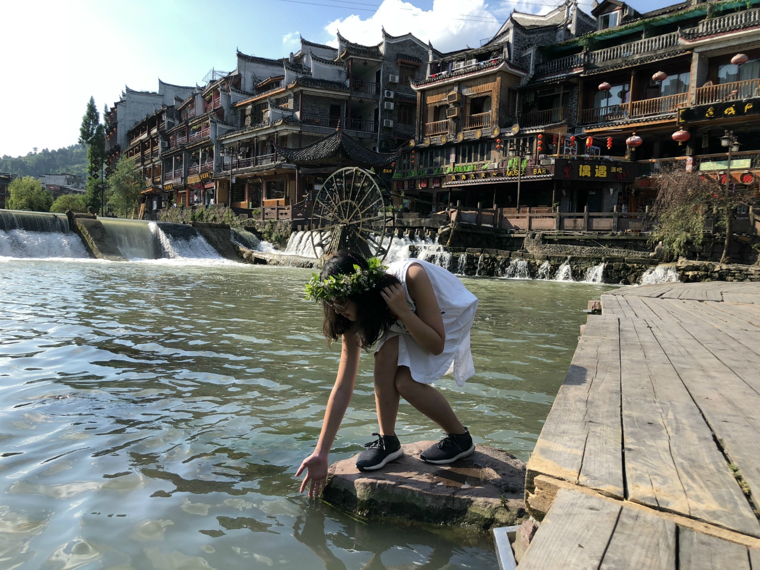 Nu sinh truong Nguyen Sieu hoc gioi anh 7