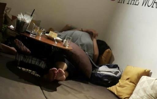 Doi tre 'nam de len nhau' o quan ca phe gay tranh cai tuan qua hinh anh