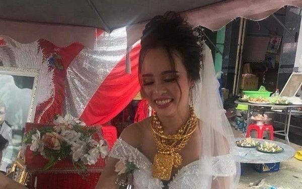 Co dau duoc trao 129 cay vang trong ngay cuoi gay tranh cai tuan qua hinh anh