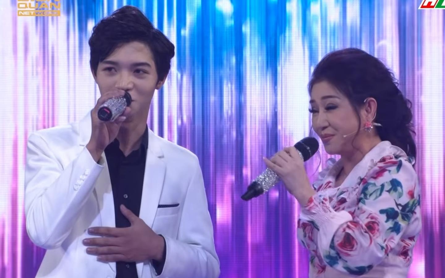 Chang trai gay chu y tai 'Giong ai giong ai' vi dien trai, hat hay hinh anh