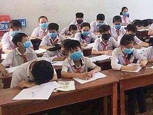 Ca lop hoc deo khau trang nghe giang hinh anh