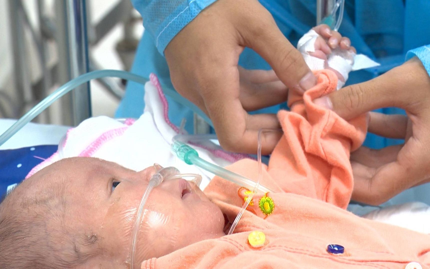 Cuoc gap go cua 2 con nan nhan vu chay o De La Thanh gay xuc dong hinh anh