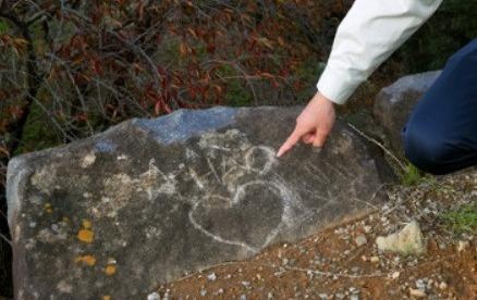 Vu viet bay chu 'Hao' len di tich o Nhat Ban dien ra the nao? hinh anh