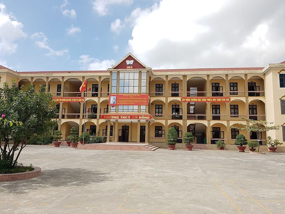 cô hiệu phó dập đầu học sinh vào tường  ảnh 2 co hieu pho dap dau hoc sinh vao tuong anh 2