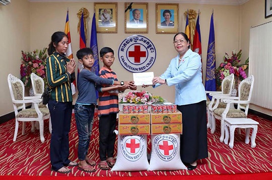 cậu bé bán rong Campuchia nói 10 ngôn ngữ ảnh 5 cau be ban rong Campuchia noi 10 ngon ngu anh 5