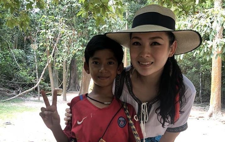 Cau be ban rong Campuchia noi duoc 10 thu tieng hinh anh