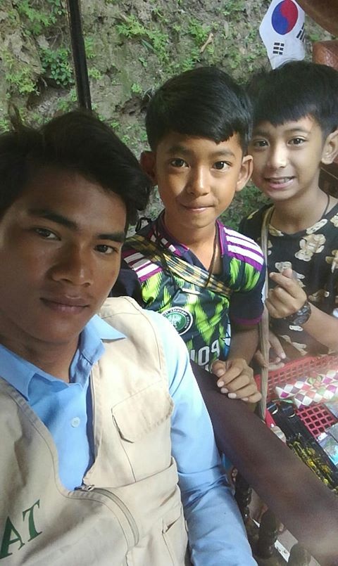 cậu bé bán rong Campuchia nói 10 ngôn ngữ ảnh 4 cau be ban rong Campuchia noi 10 ngon ngu anh 4